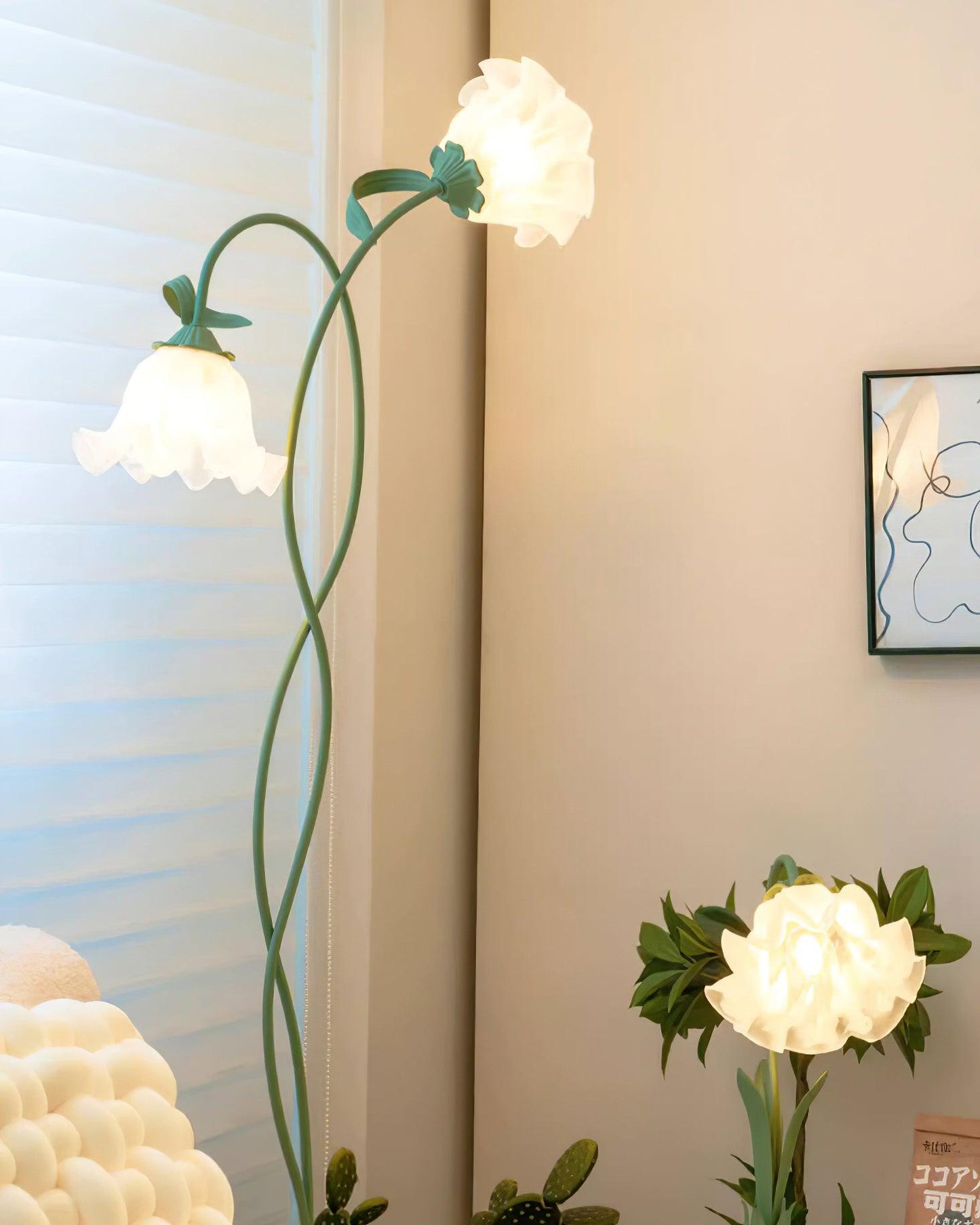 Flot Gulvlampe med Blomstrede Glas og Varm LED-belysning