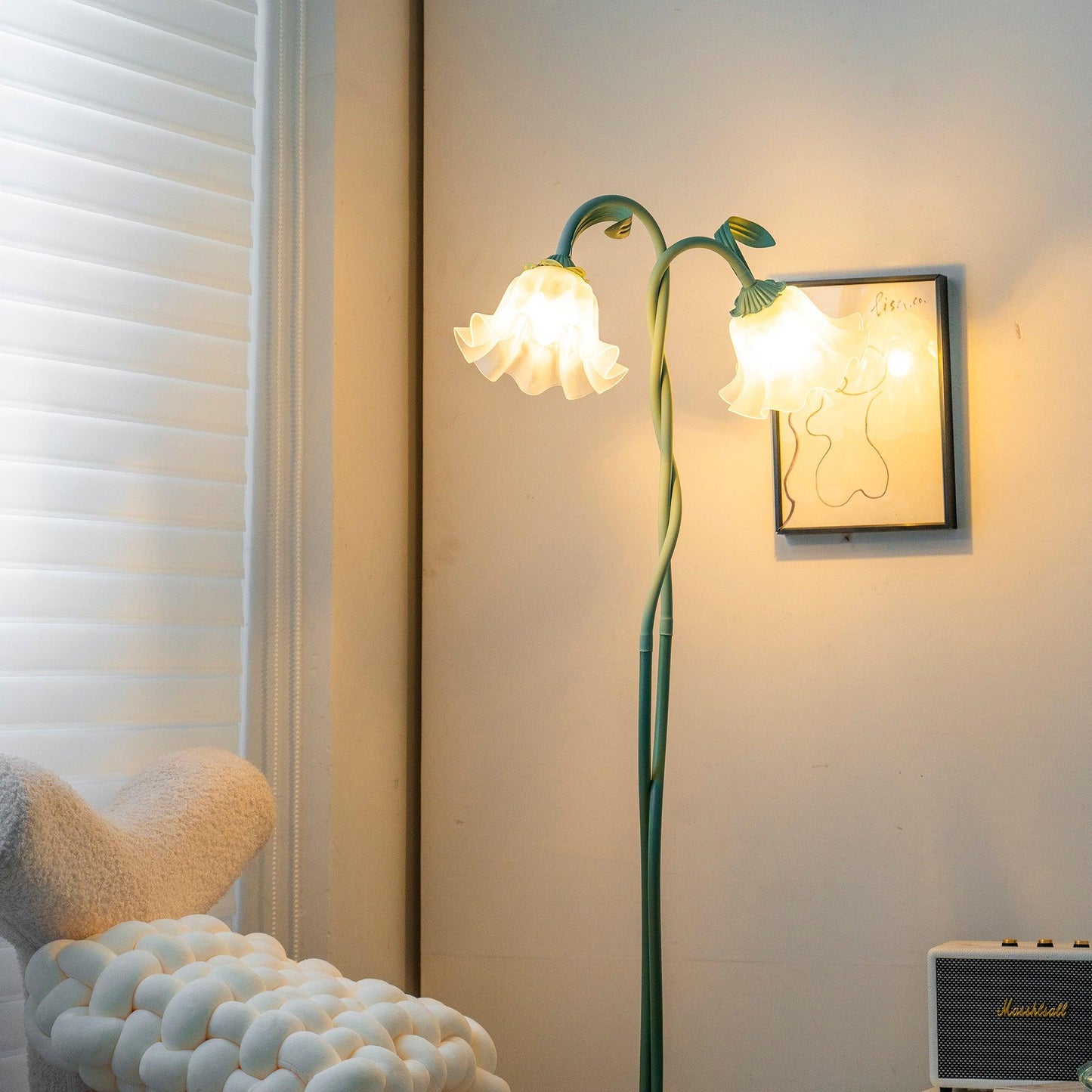 Flot Gulvlampe med Blomstrede Glas og Varm LED-belysning