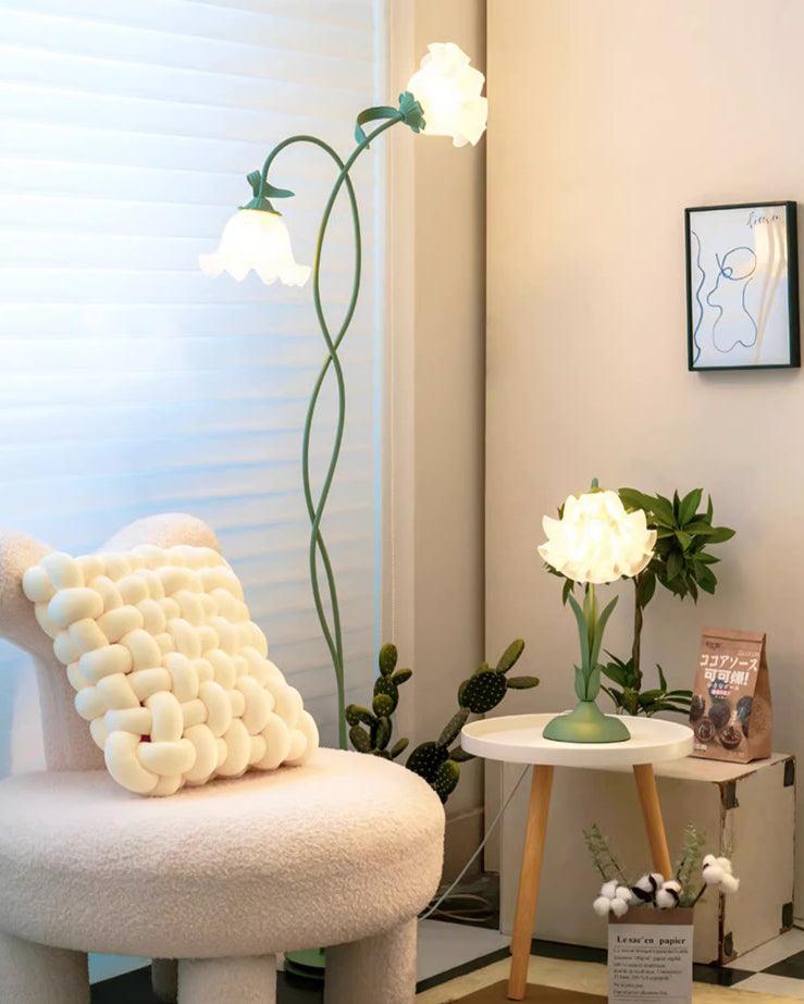 Flot Gulvlampe med Blomstrede Glas og Varm LED-belysning