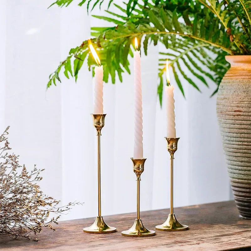 Elegante Guld Lysestager i Metal til Borddekoration