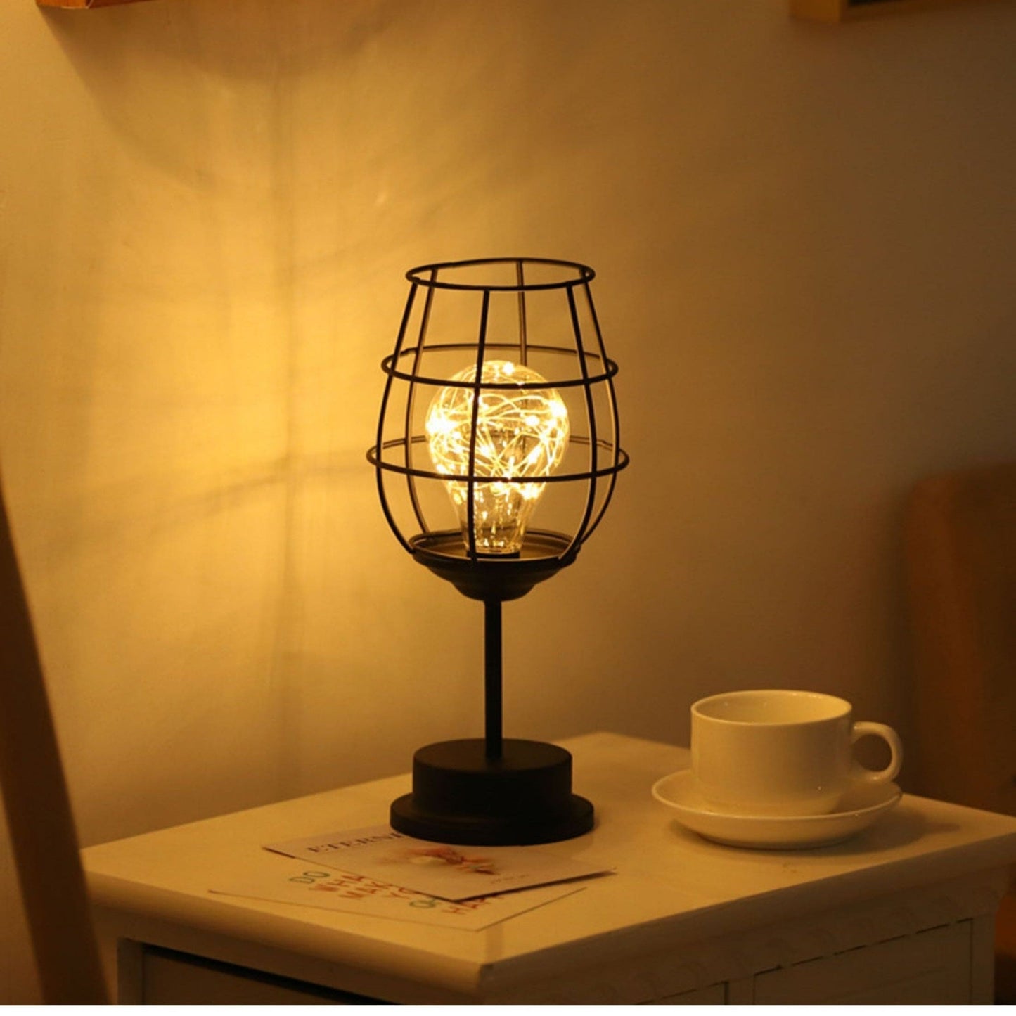 Elegant Sort Bordlampe i Metal til Moderne Indretning