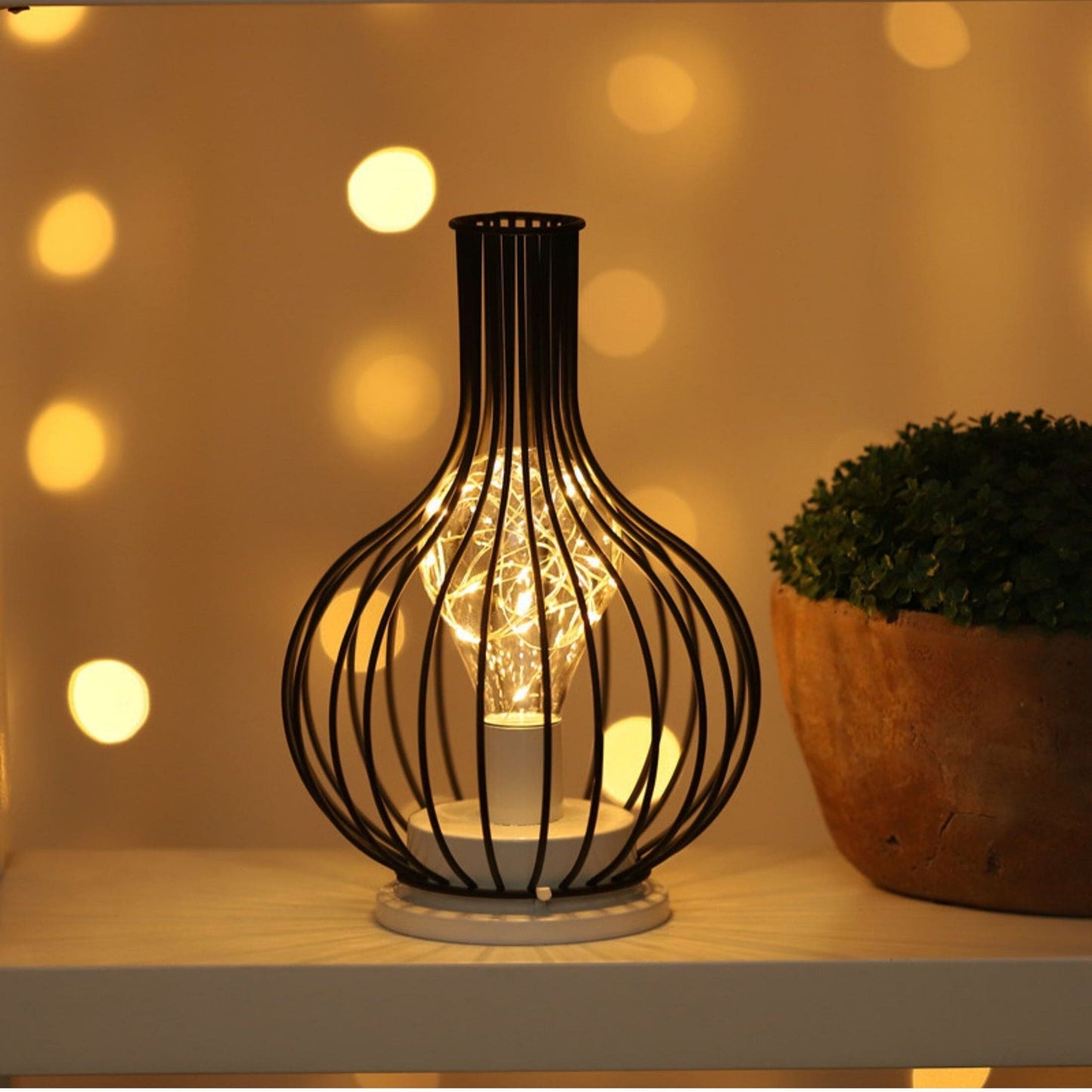 Elegant Sort Bordlampe i Metal til Moderne Indretning