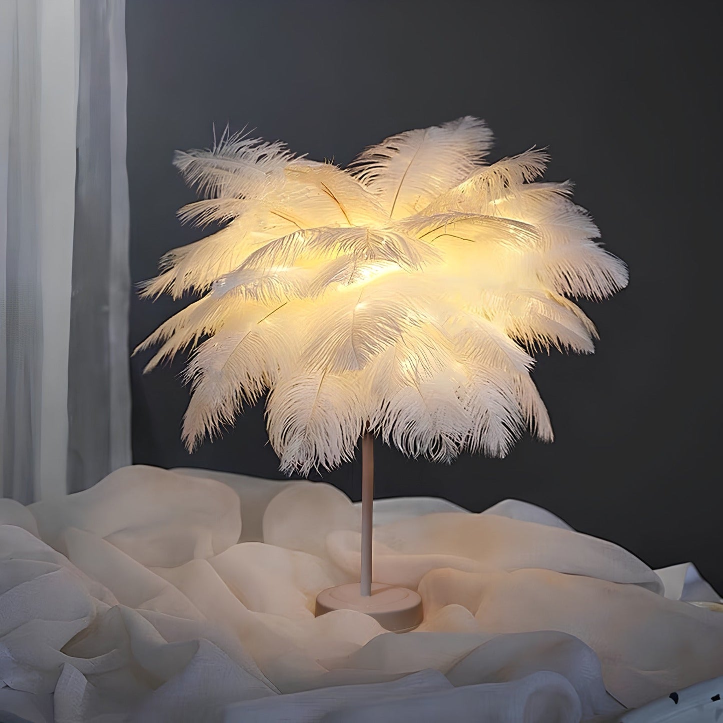Fjerlampe med Justerbar Belysning - Skab Hygge i Hjemmet