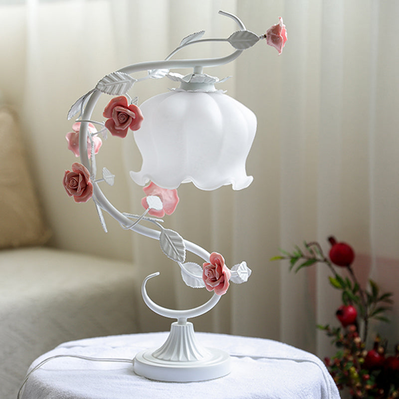 Romantisk Bordlampe i Glas med Ægte Rosendesign