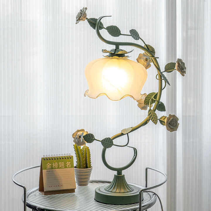Romantisk Bordlampe i Glas med Ægte Rosendesign