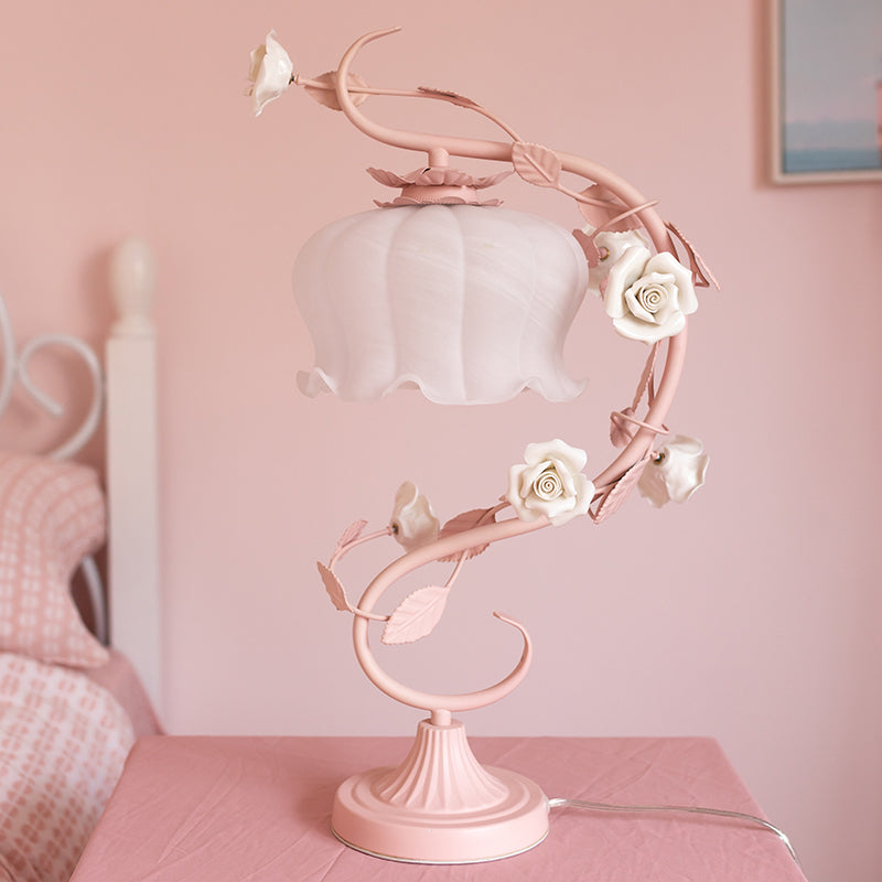 Romantisk Bordlampe i Glas med Ægte Rosendesign