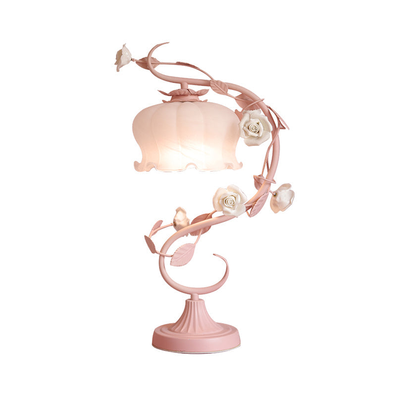 Romantisk Bordlampe i Glas med Ægte Rosendesign