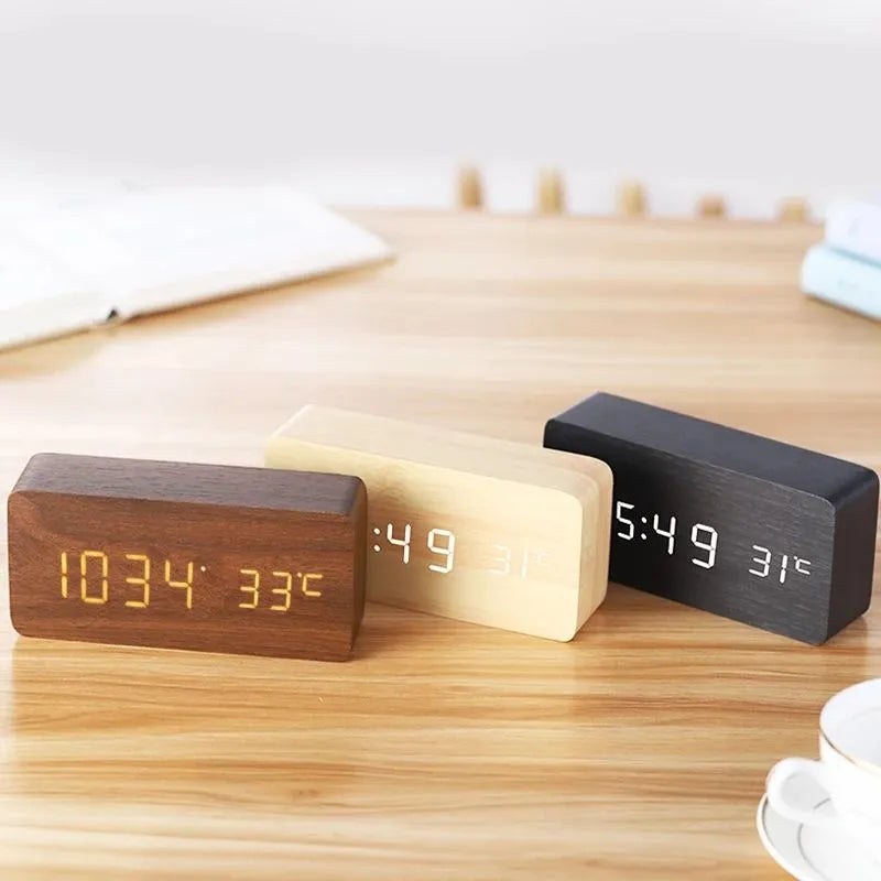 Digital Træ Vækkeur med Tre LED - Elegant med Temperaturvisning