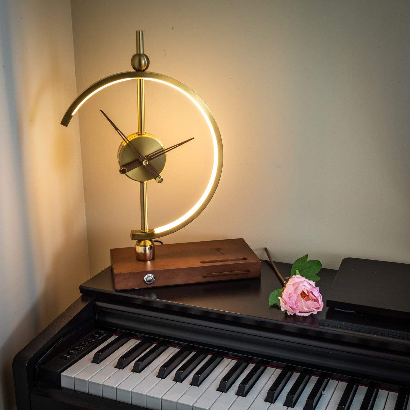 Bordlampe med Trådløs Oplader og Stilfuldt Ur