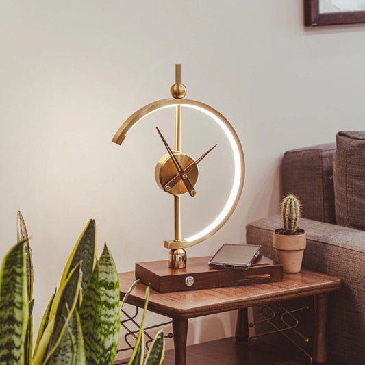 Bordlampe med Trådløs Oplader og Stilfuldt Ur