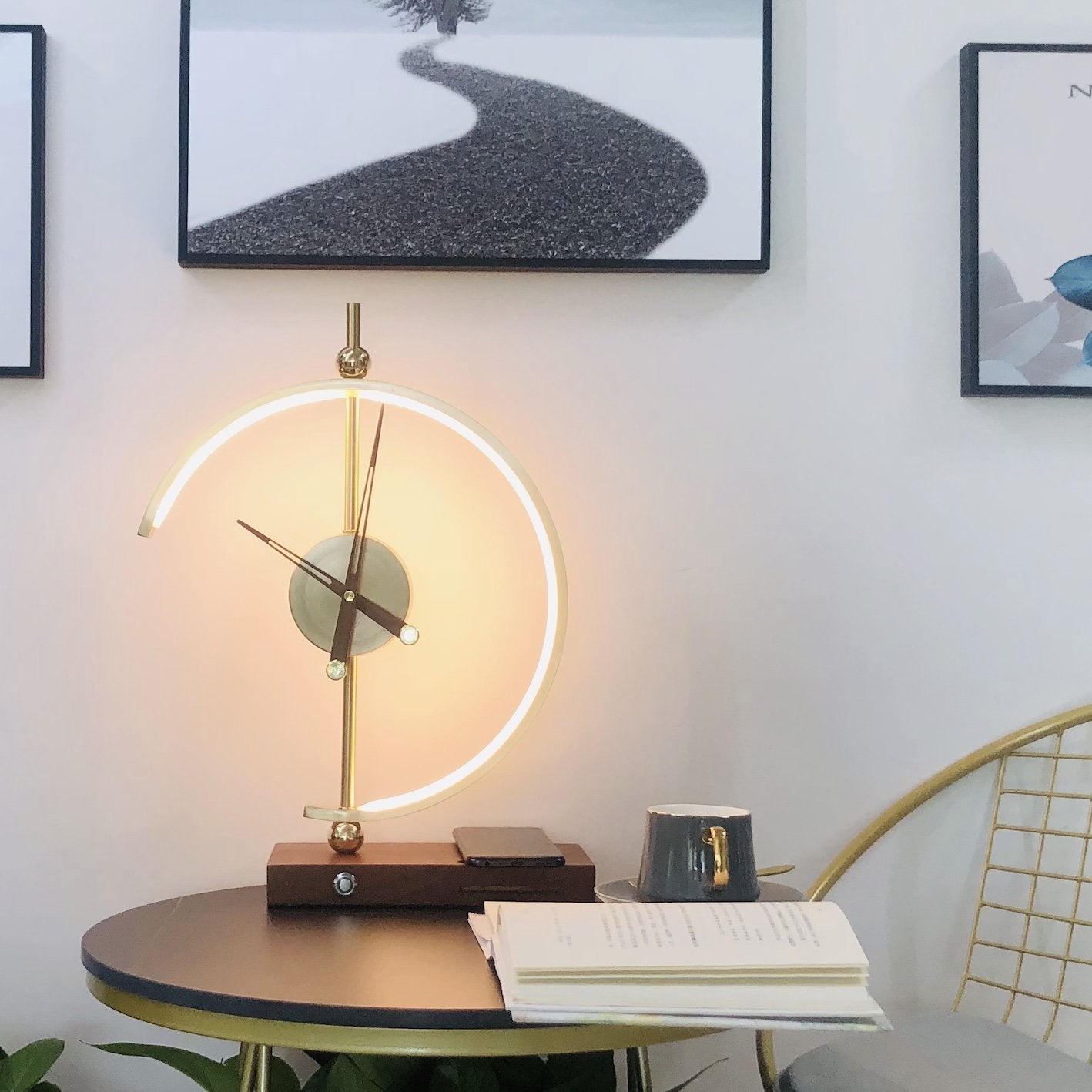 Bordlampe med Trådløs Oplader og Stilfuldt Ur