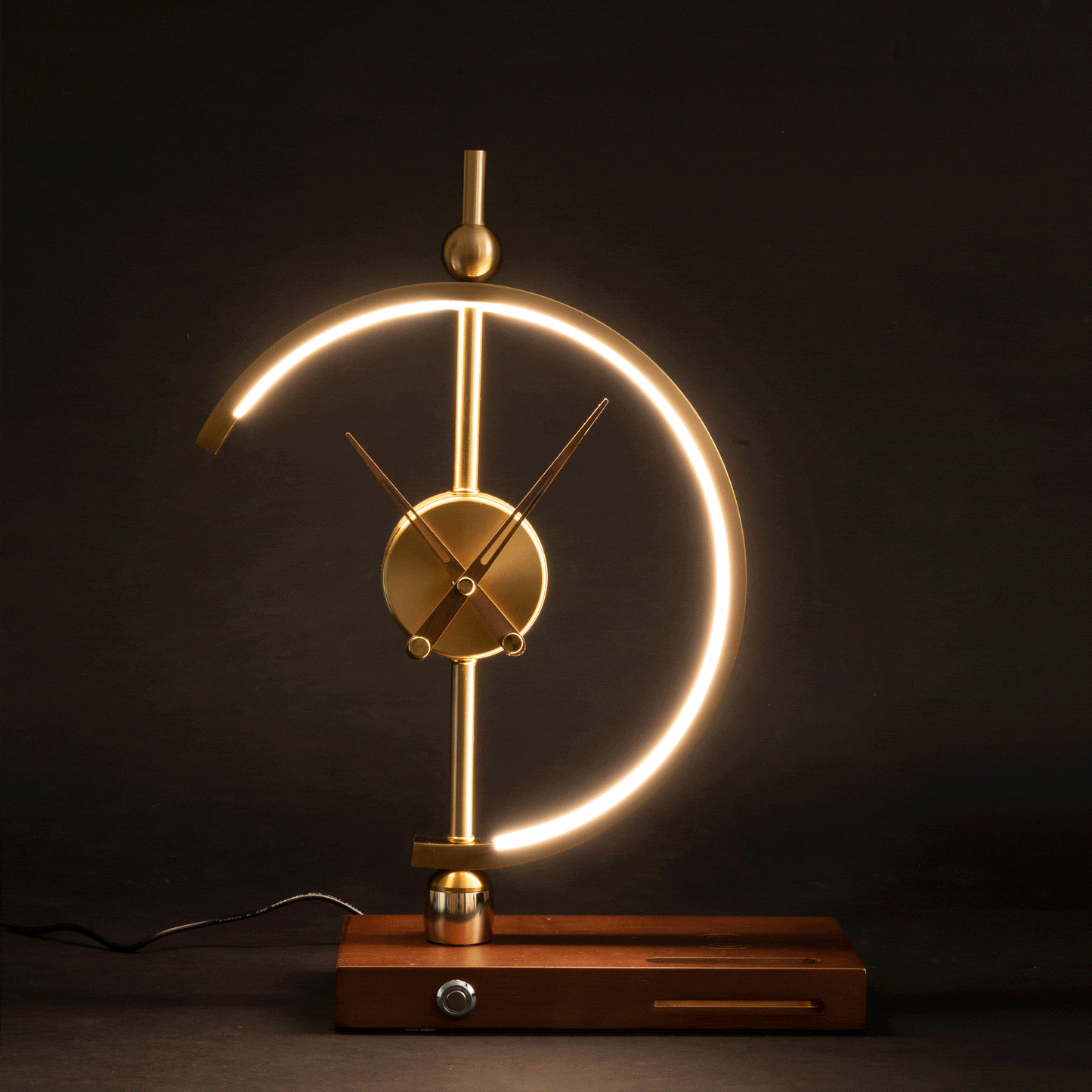 Bordlampe med Trådløs Oplader og Stilfuldt Ur