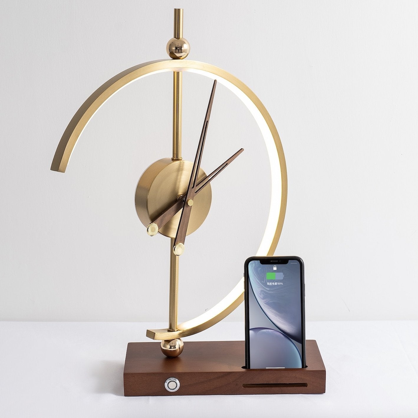 Bordlampe med Trådløs Oplader og Stilfuldt Ur