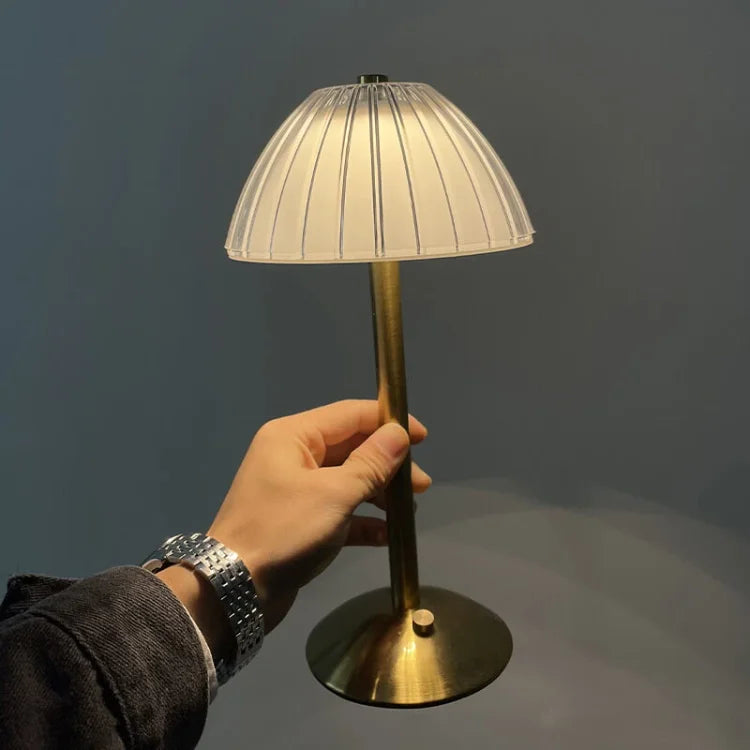 Krystallampe med USB-opladning og elegant design