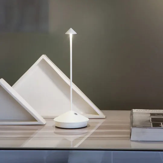 Dæmpbar LED Bordlampe – Vandtæt Elegance til Indendørs & Udendørs