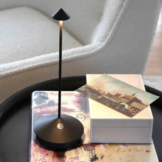 Dæmpbar LED Bordlampe – Vandtæt Elegance til Indendørs & Udendørs