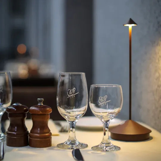 Dæmpbar LED Bordlampe – Vandtæt Elegance til Indendørs & Udendørs