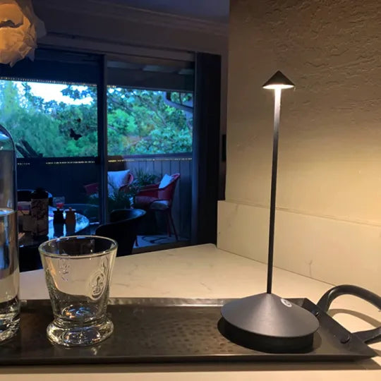 Dæmpbar LED Bordlampe – Vandtæt Elegance til Indendørs & Udendørs