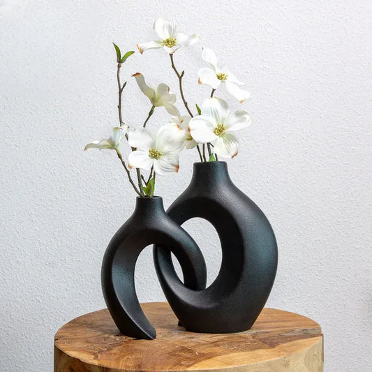 Elegant blomkruka med flätad design