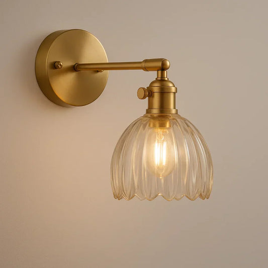 Elegant Væglampe i Glas – Vintage Design og Varmt Lys