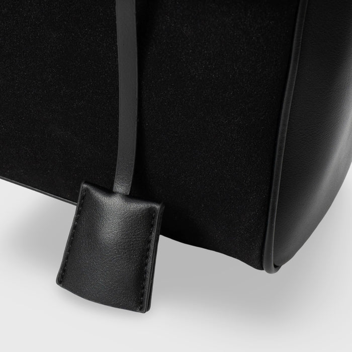 Elegant axelväska i lyxig mikrofiber med veganska detaljer