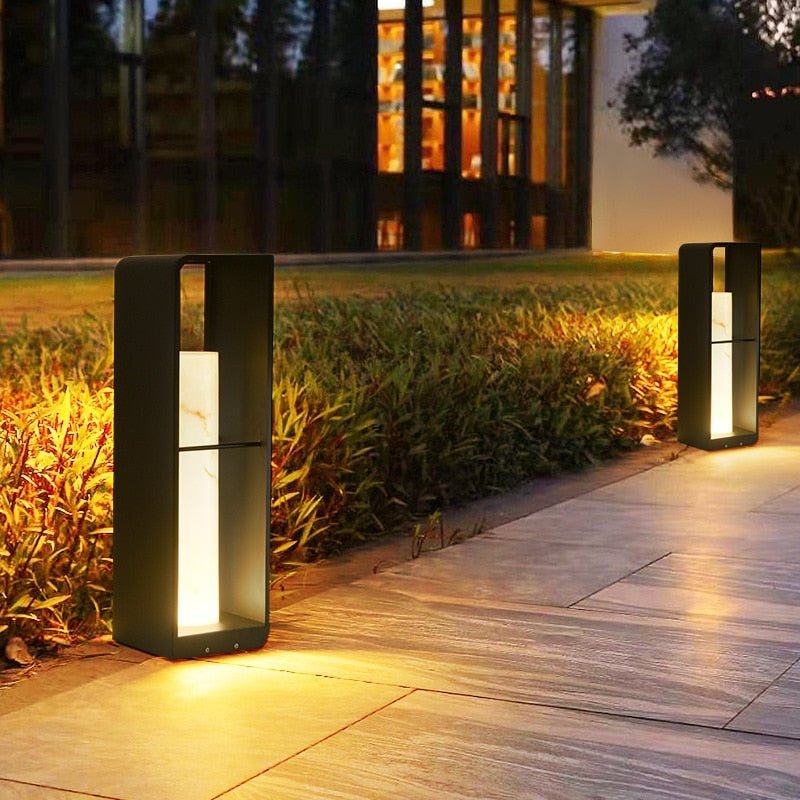 Solcells-LED Trädgårdslampa – Vattentät och Elegant Belysning