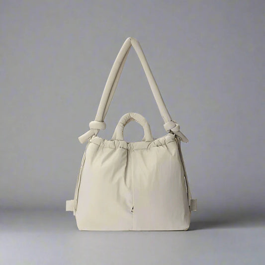 Moderne og rummelig skuldertaske med trendy pufferdesign