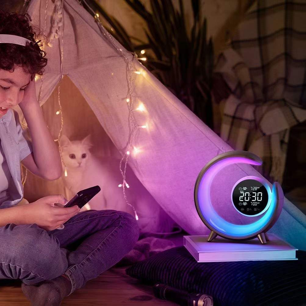 Multifunktionel natlampe med RGB-funktion og vækkeur