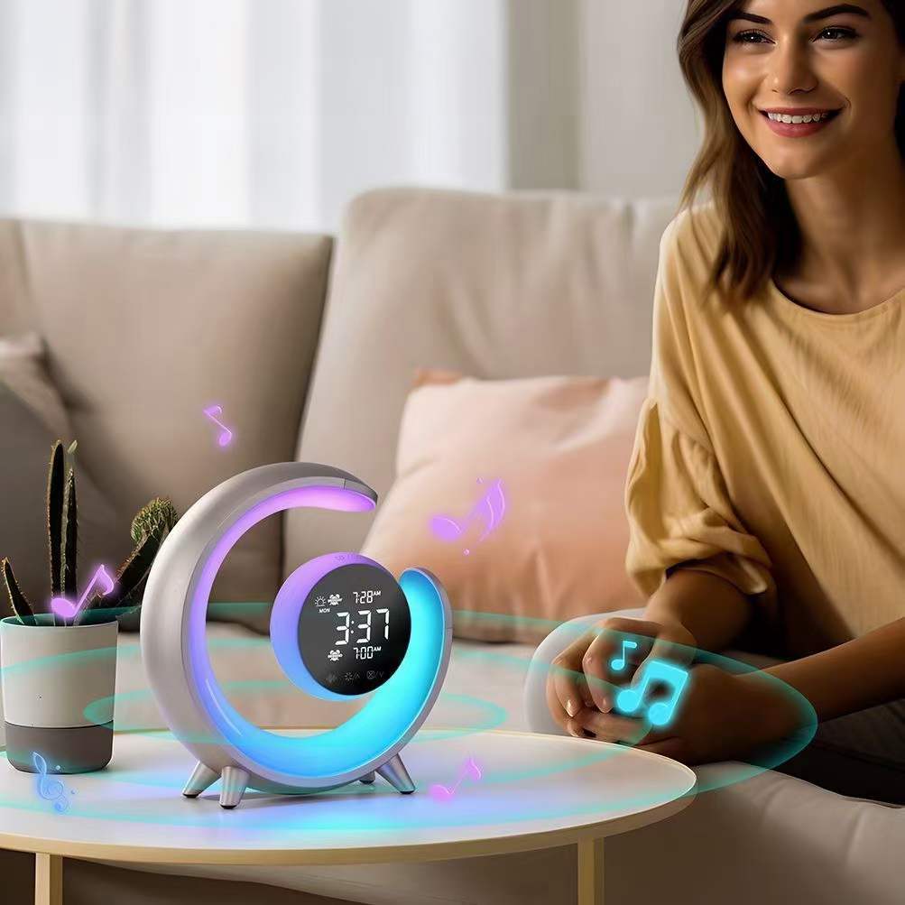 Multifunktionel natlampe med RGB-funktion og vækkeur