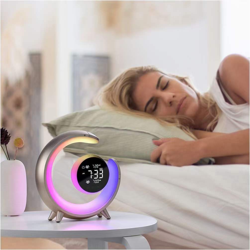 Multifunktionel natlampe med RGB-funktion og vækkeur