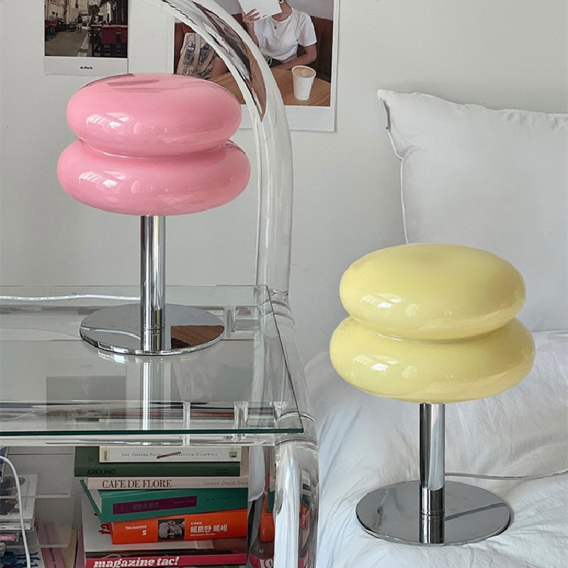 Italiensk Glasbordlampe – Moderne Design og Blødt Lys