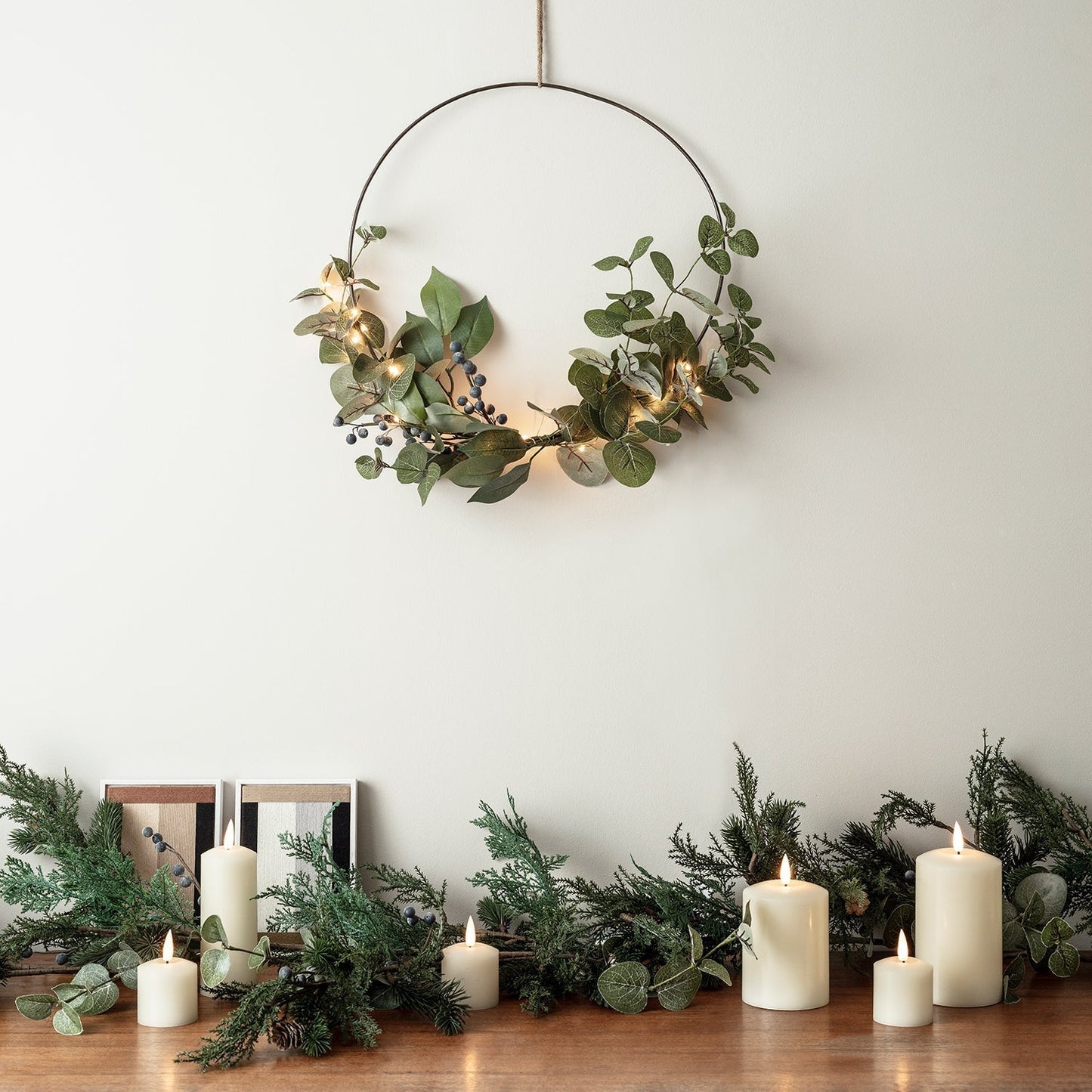 Julekrans med LED Lys og Eucalyptus - Naturlig Skønhed