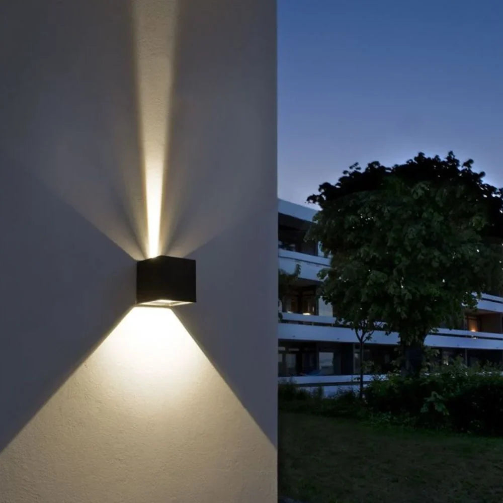 Justerbar LED Væglampe i Sort Aluminium til Indendørs & Udendørs