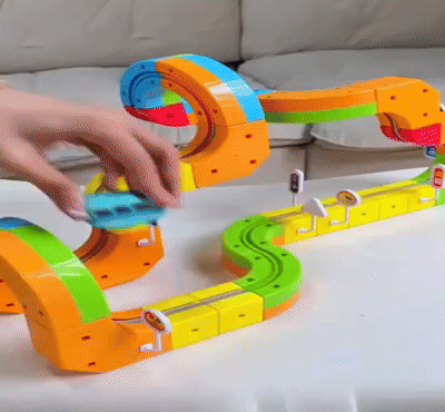 Kreativ lek med magnetiska byggklossar och spår
