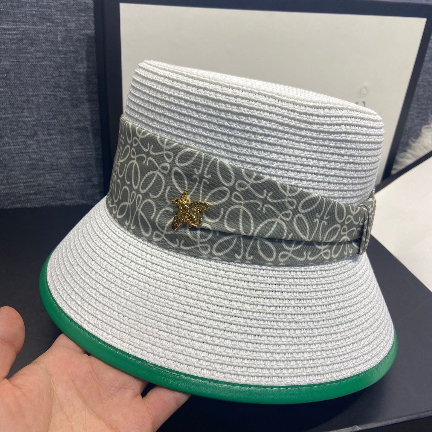 Elegant sommarhatt för kvinnor med rosettdetalj