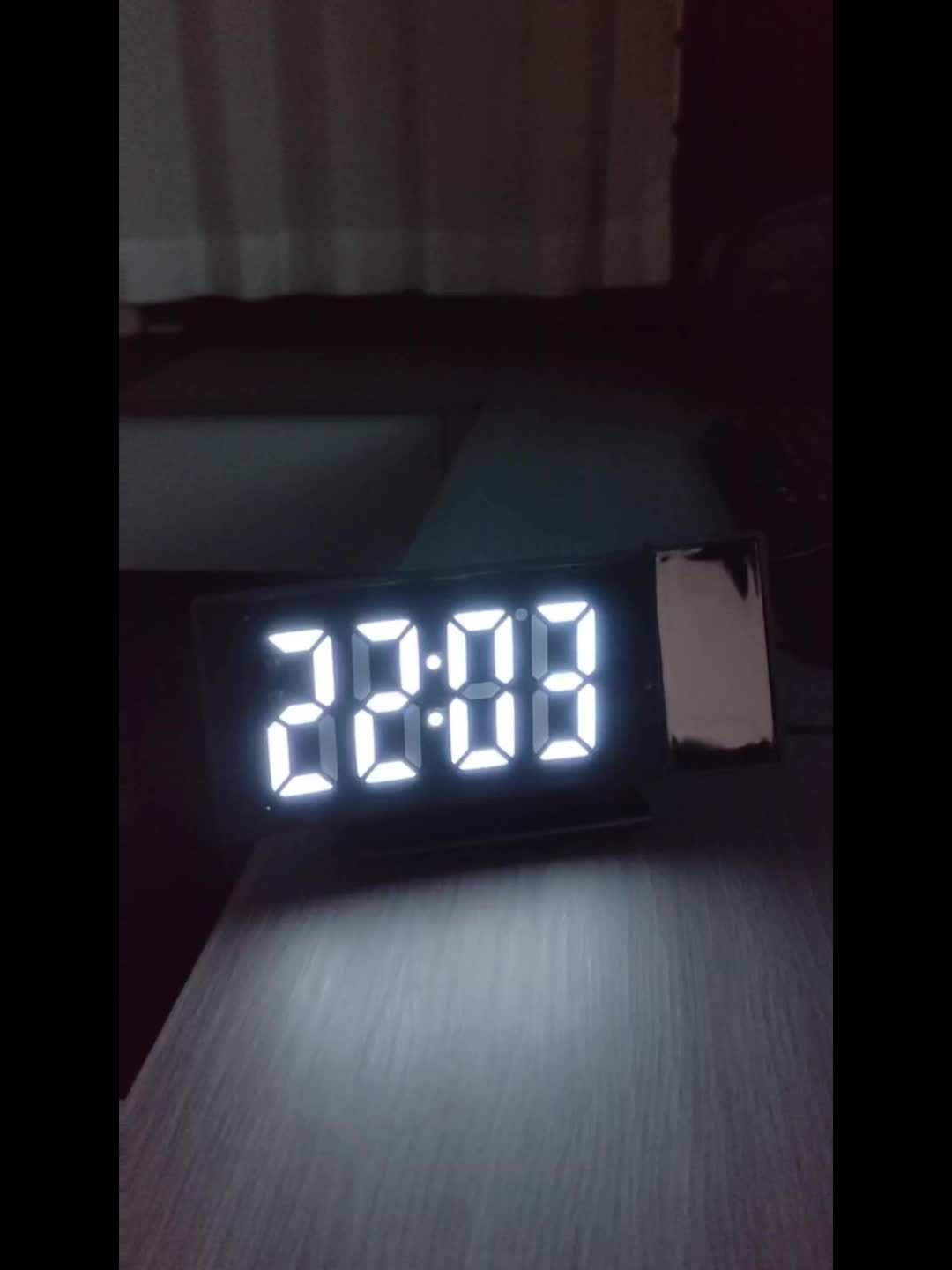 Digital Vækkeur med Justerbar Lysstyrke og LED-skærm