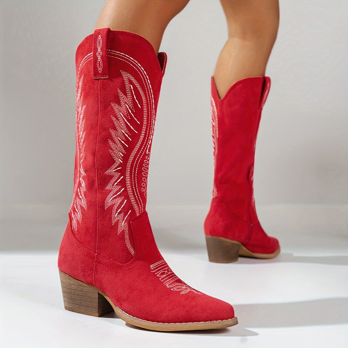 Elegante kvindeboots med broderi og mellem højde hæl