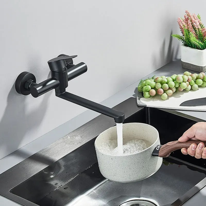 Väggkran med 360° svängfunktion och dubbla handtag för varmt och kallt vatten