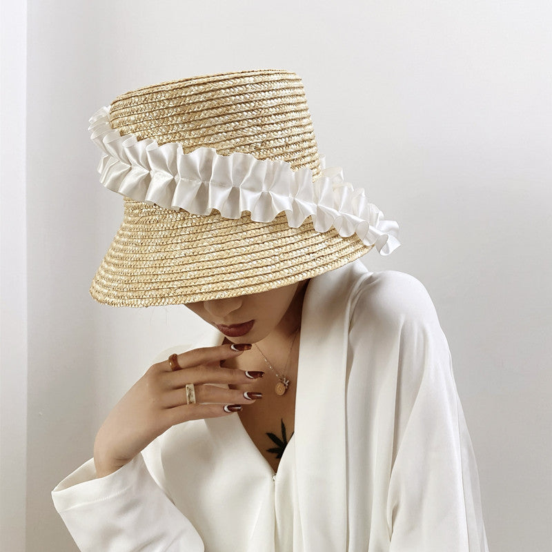 Sommarhatt med flätor och ränder – Lätt och luftig stil
