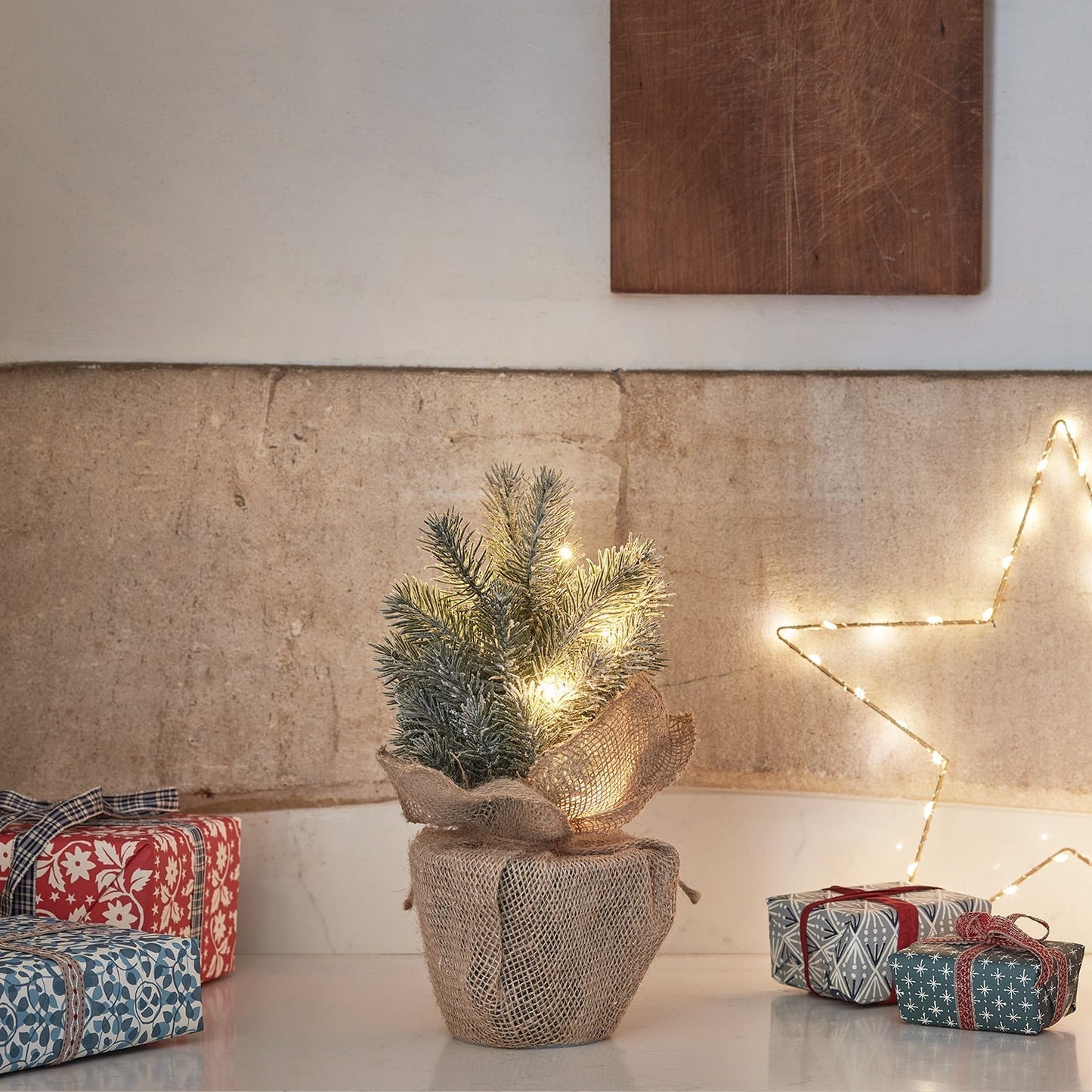 Mini Juletræ med Frostet Look og Varme LED Lys