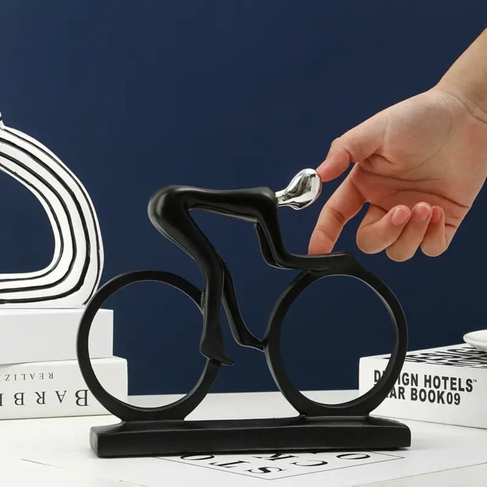 Elegant Cykelryttarskulptur i Harts – Lägg till Stil och Passion