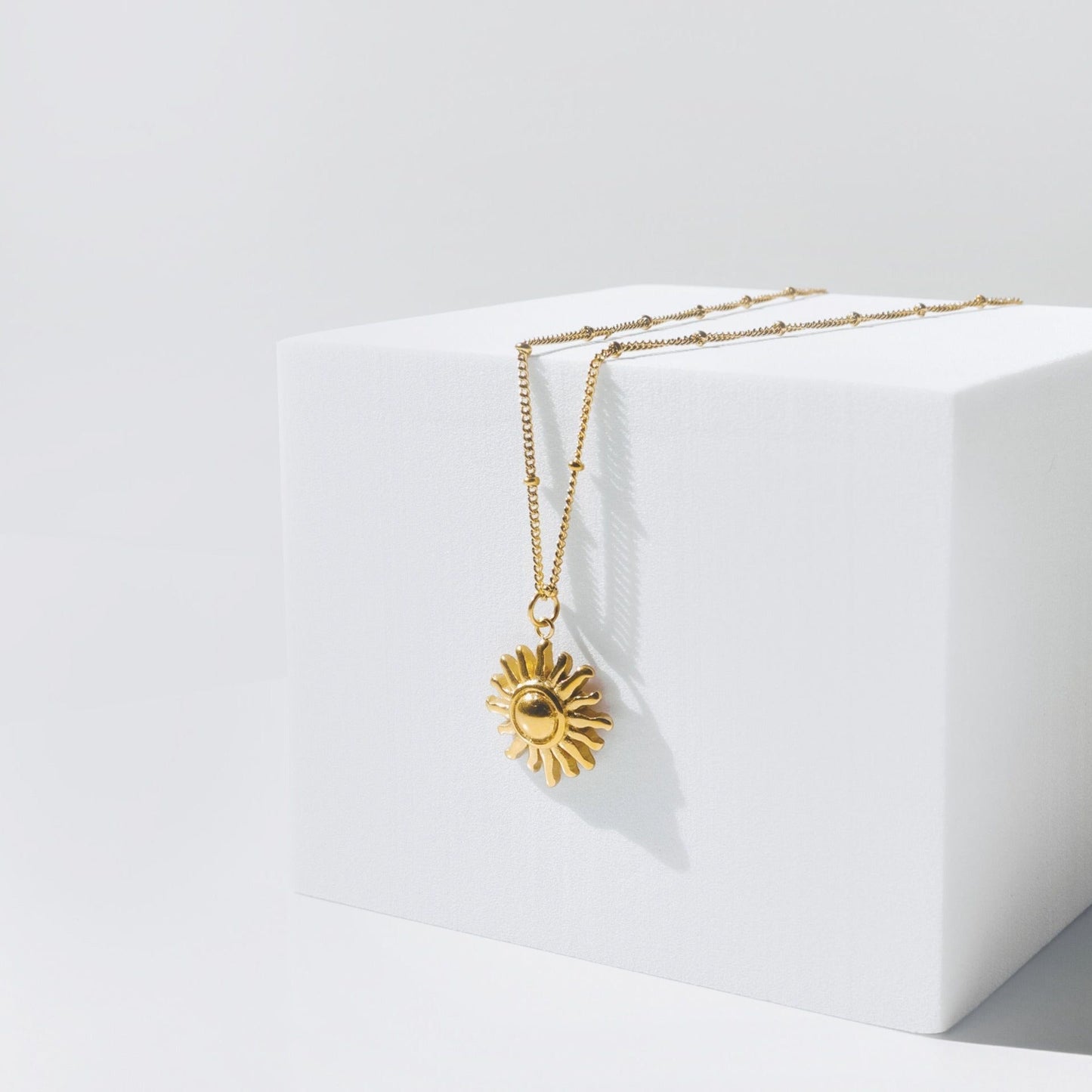 Halsband med solhänge – Solmotiv