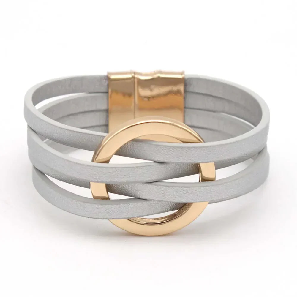 Elegant läderarmband med skiktad design
