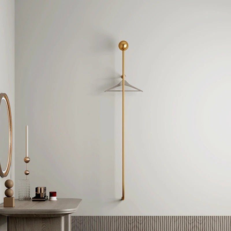 Elegant väggmonterad klädställning i guld för hall och sovrum