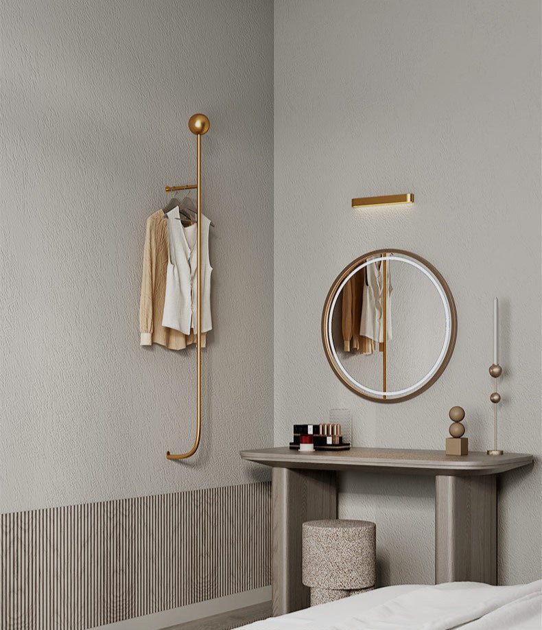 Elegant väggmonterad klädställning i guld för hall och sovrum