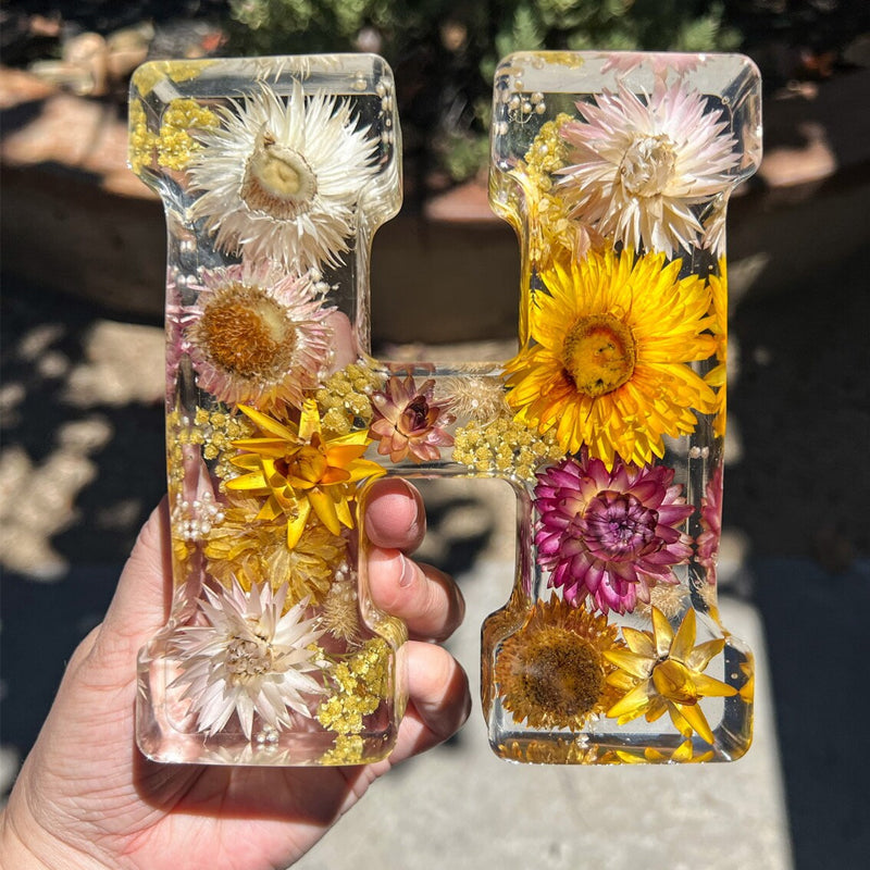 Nattelys med Tørrede Blomster Bogstaver