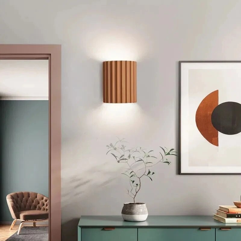 Elegant LED-vägglampa i konstnärlig hartsdesign