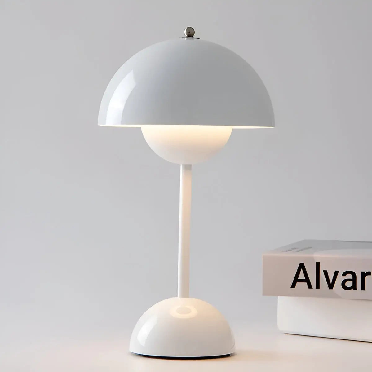 Elegant skandinavisk bordslampa med justerbart ljus