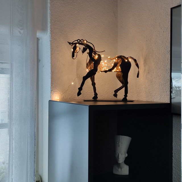 Handgjord järnhästfigur