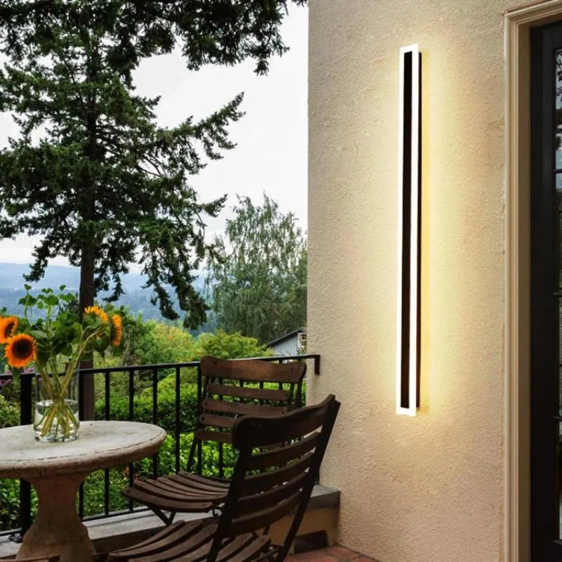 Elegant LED-vägglampa med slimmad design och IP65-vattenskydd